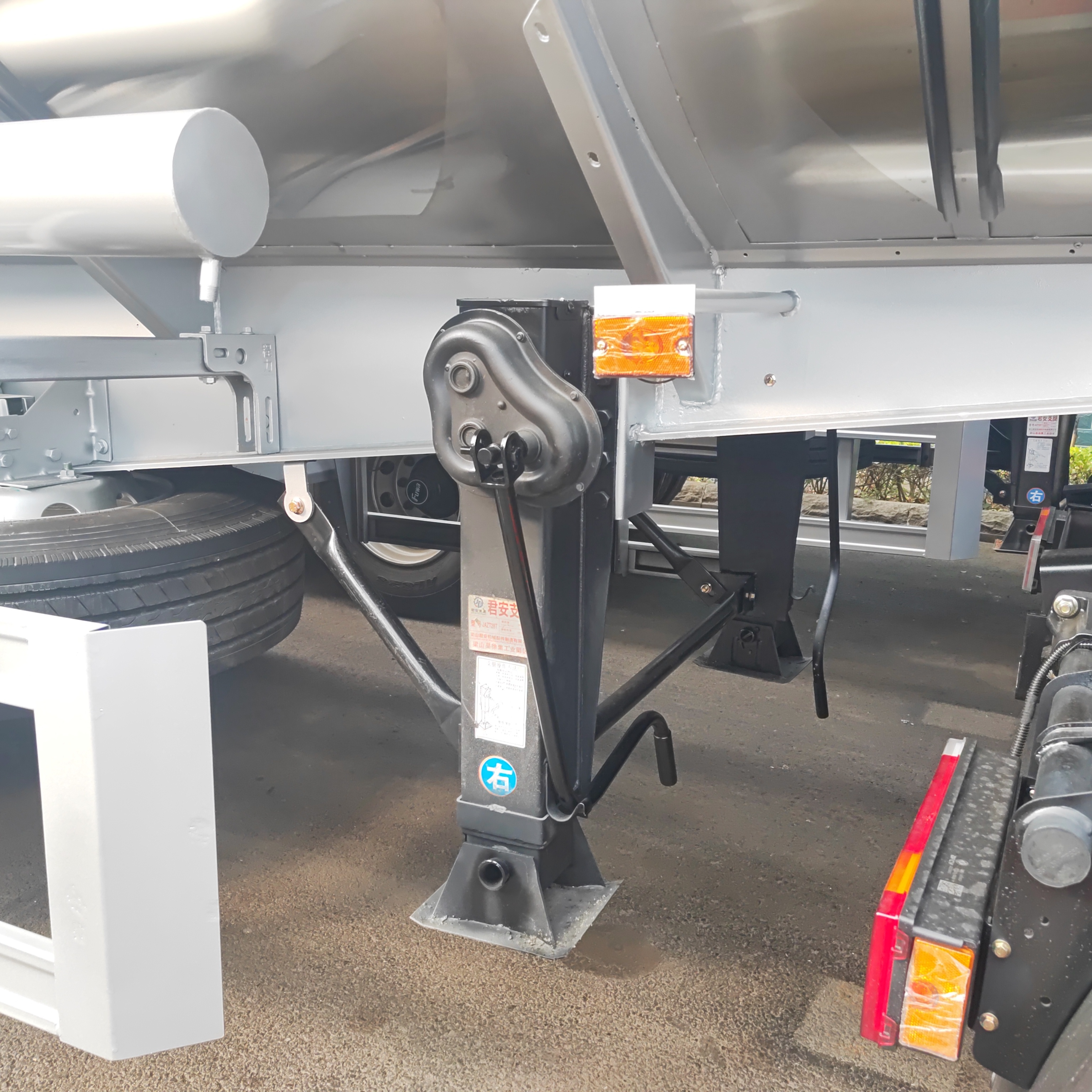 Dongfeng Tractor Truck with 2-Axle Stainless Steel Tanker Semi Trailer