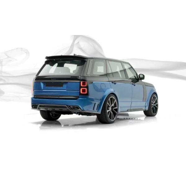 Le Range Rover noir est équipé d'un kit large en fibre de carbone de 240 mm.