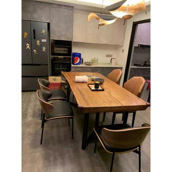 La cena europea del café del hotel del estilo preside las piernas de cuero del metal acentúa la silla