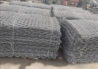 Paniers de grillage de Gabion remplis par roche de mur de soutènement