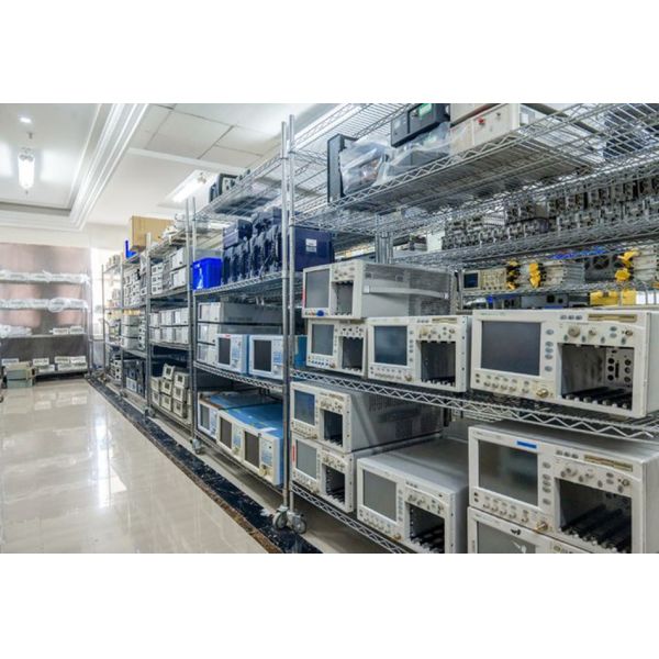 Testeur universel de communications radio Rohde & Schwarz CMU200 pour divers tests de la fonctionnalité vocale des téléphones mobiles