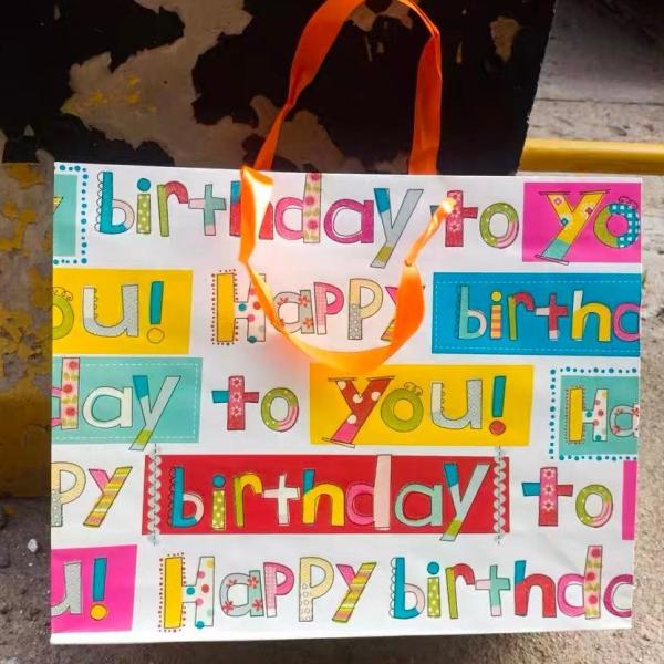 Recyclable White Card Paper Gift Bags Custom Design For Luxury Packaging