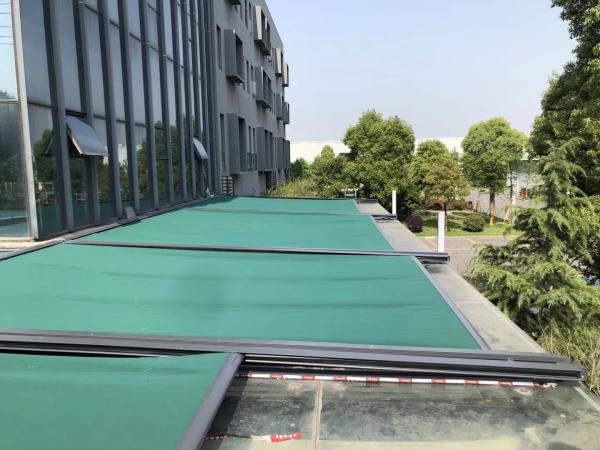 Résistant à l'eau et à l'écran solaire au toit rétractable