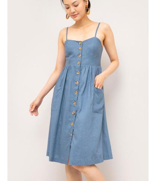 Vestido de linho de midi do chambray do verão com uma silhueta do ajuste & do alargamento e um botão honesto