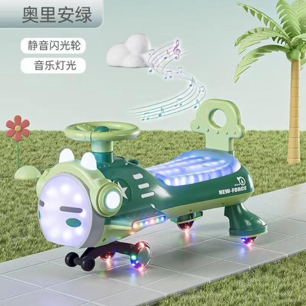 Красочные дети, дети ездят на катушках для наружной игры