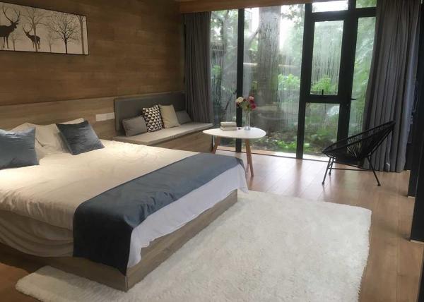 Casas minúsculas satisfechas de la ventana abuhardillada con series de lujo transportables del chalet