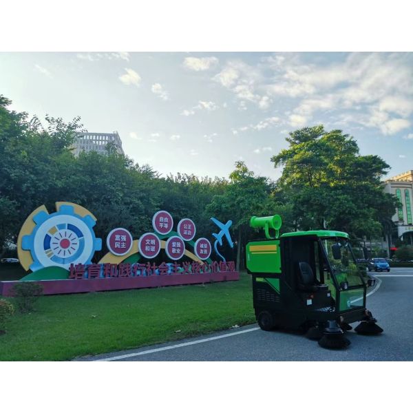 DQS20  78.7 inch Cleaning Width Fully Enclosed Sweeper with fog cannon machine