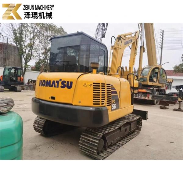 Mini escavadeira Komatsu PC56-7 com 5 toneladas de peso operacional e motor diesel durável
