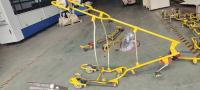 Ligne aérienne chariot de deux quatre conducteurs de paquet de bicyclette ficelant des outils