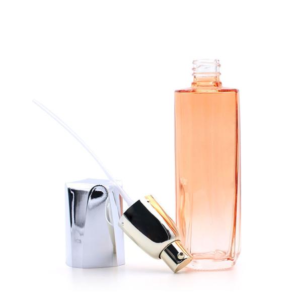 O vidro luxuoso da loção 120ml engarrafa o empacotamento cosmético com pulverizador da bomba