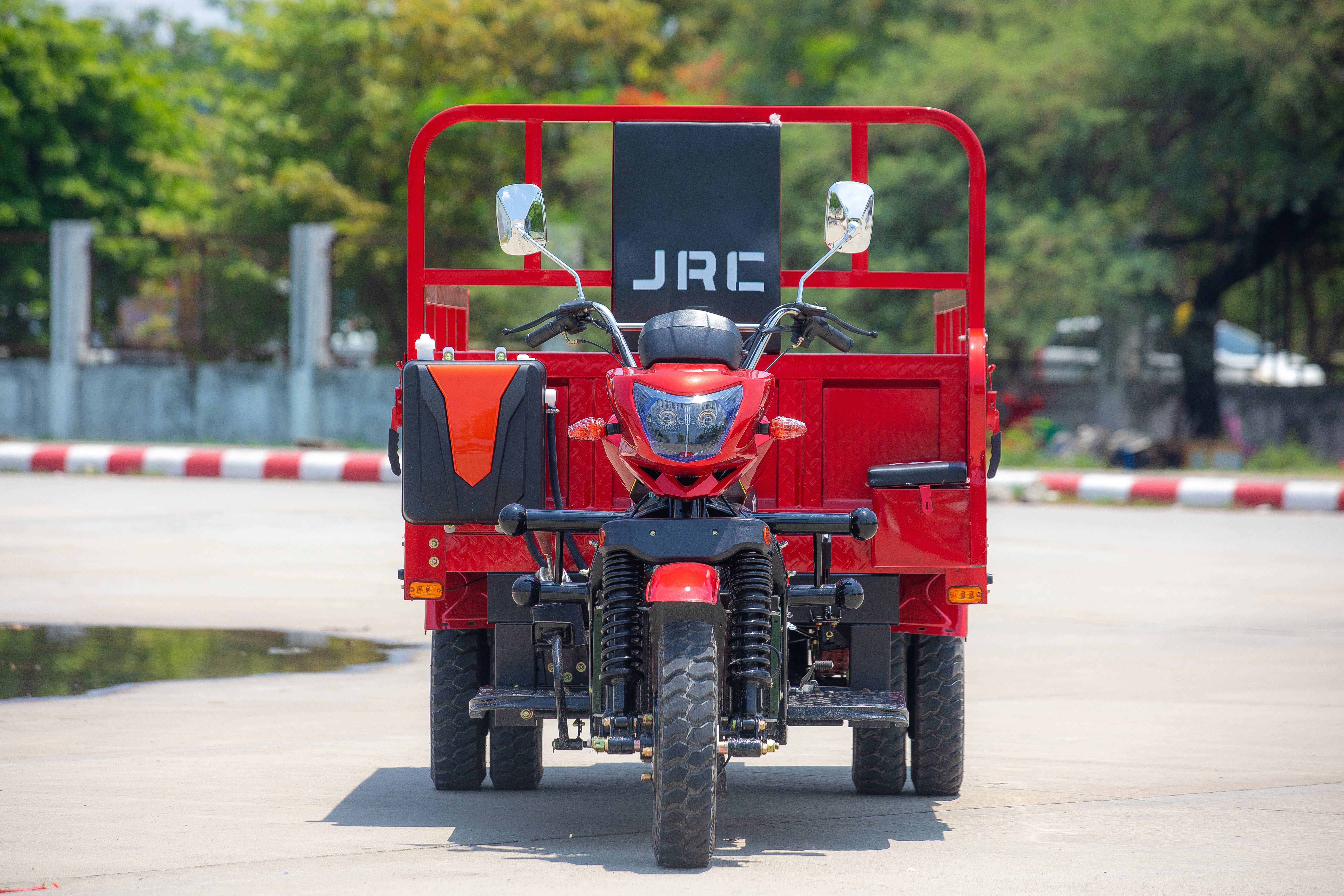 JRC Cargo Tricycle with 300 CC Double Cylinder Engine 650 kg Load Capacity and Drum Brake System