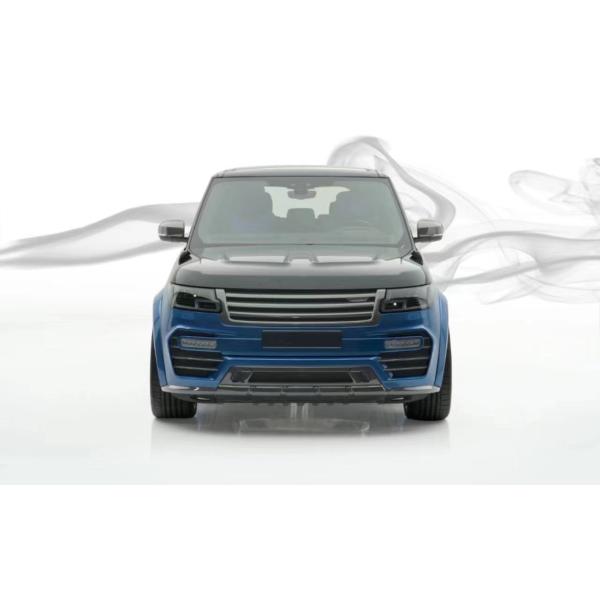 Le Range Rover noir est équipé d'un kit large en fibre de carbone de 240 mm.