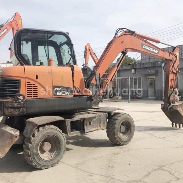 Used Construction Machinery Rubber Wheel Excavator Doosan DX60W 5700kg Machine Weight
