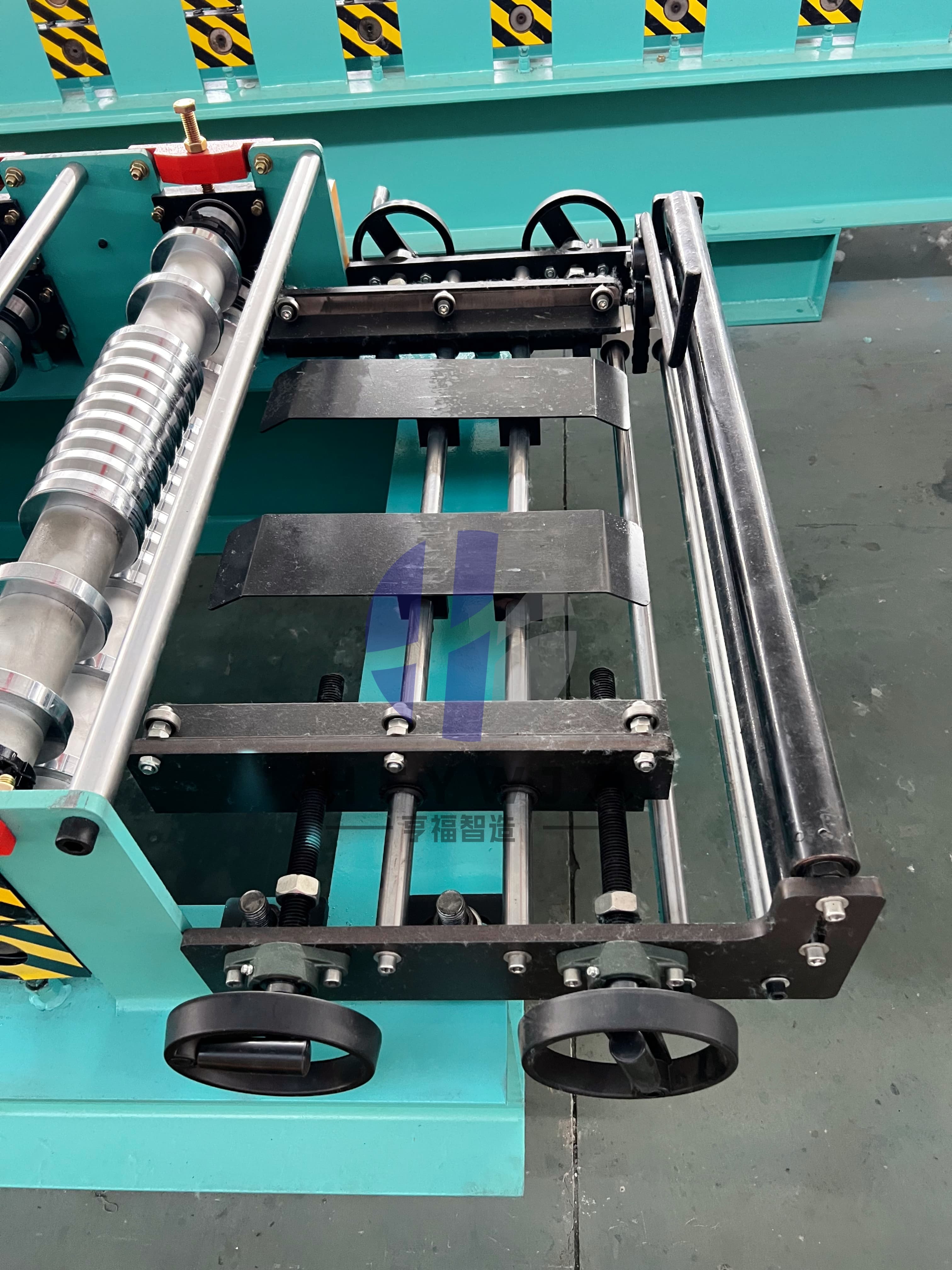 Automatic 690mm Effective Width Corrugated Roofing Machine with PLC Touch Screen Control and Servo Flying Cut