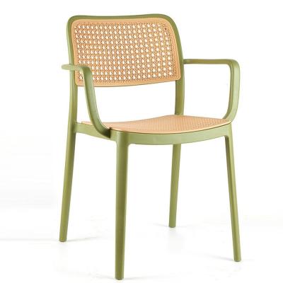 Silla de comedor de plástico apilable moderna con diseño de ratán y reposabrazos