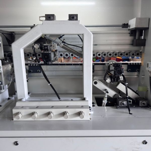 Machines de placage de chants automatiques 18-24 m/min, équipement de placage de chants à colle thermofusible 2600 kg