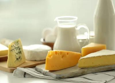 Pasteurizando a manteiga do leite que faz o CE da máquina habilitado