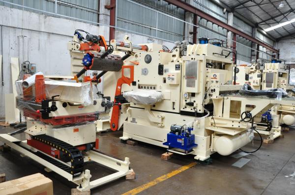 Straightener servo do alimentador da bobina do Nc 7000kg 0.49Mpa 2.2kw