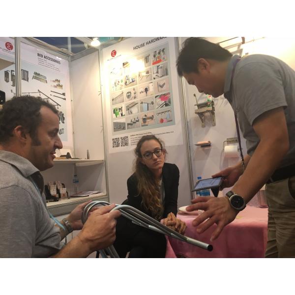 Черная промышленная железная труба Настенная одежда Рельсовый пальто Полотенце Хранилище Винтажная стойка Ткань вешалка Поставка