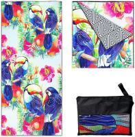 Une serviette de plage en microfibre recyclée et sans sable sur mesure avec serviette de poche