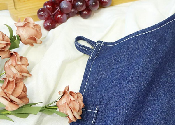 Skin Friendly Kitchen Cooking Apron , Breathable Washable Denim Chef Apron