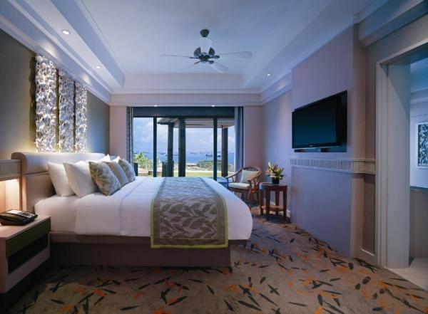 New design of hotel guest room furniture Oak wood laminate table and luggage cabinet with Leather double bed