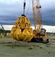 Grappin rotatif hydraulique d'excavatrice de PC dans le quai de ports