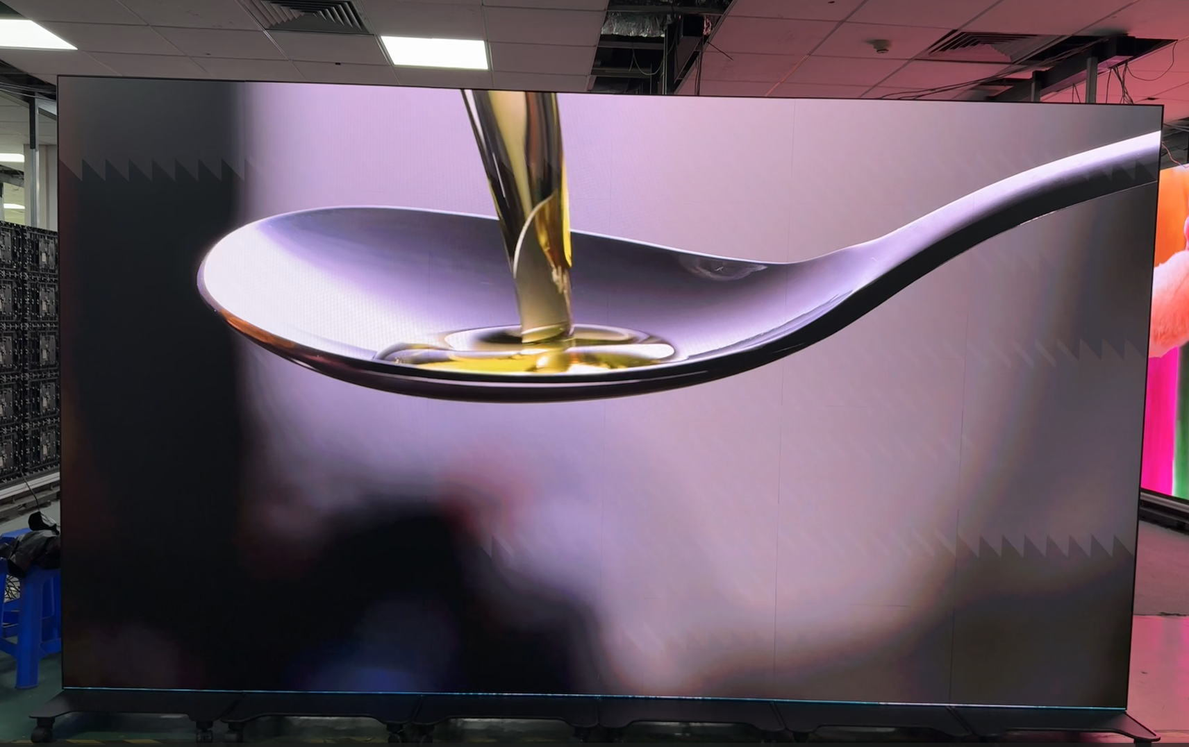 COB LED Poster Display with Flip Chip on Board Technology, 16-bit Processing, and Front Service Maintenance for Indoor Advertising