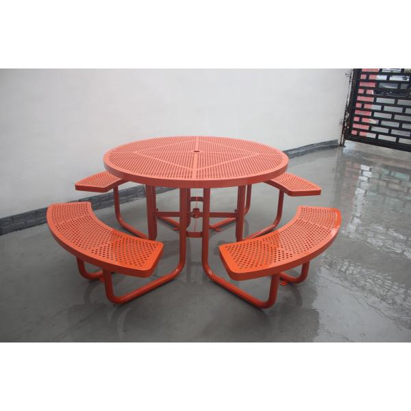 Наружный металлический пикник с двумя скамейками, установленными на поверхности