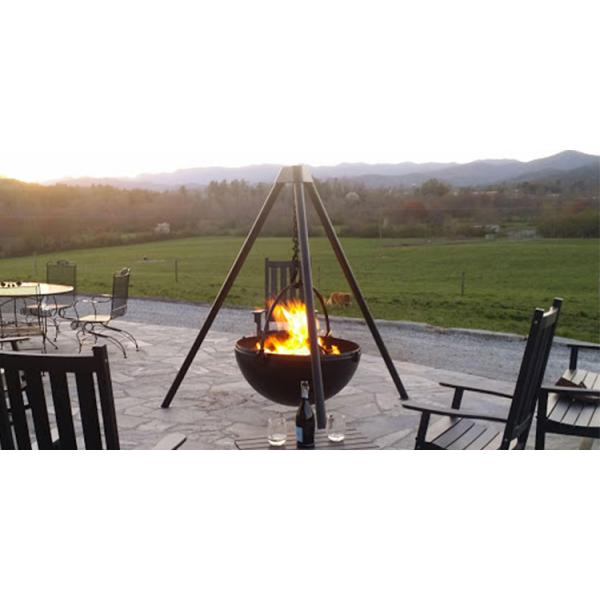 На открытом воздухе располагаясь лагерем варя котел ямы огня Corten стальной со стойкой треноги