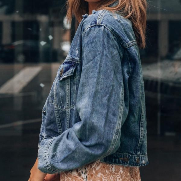 Фабрика OEM-производитель Изготовленный на заказ логотип на пуговицах Рваная джинсовая куртка с потертостями