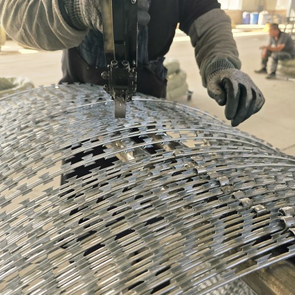 KN Galvanized Barbed Wire Security Fencing With Barbed Blade From China Razor Wire
