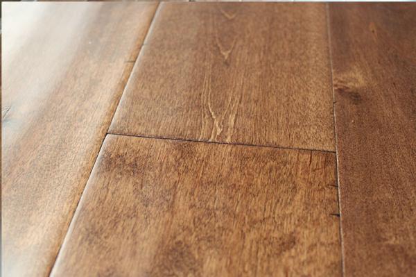 Plancher solide de bois dur de bouleau, handscraped avec la marque de broutement et la couleur souillée