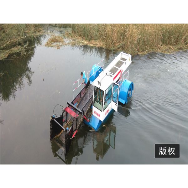 Aquatic Weed Harvester with 10 KG Capacity 1 m Dredging Depth and 50 cm Draught for Efficient Water Plant Removal