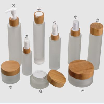 Os recipientes cosméticos vazios do vidro geado, creme de cara de bambu do tampão 100ml rangem