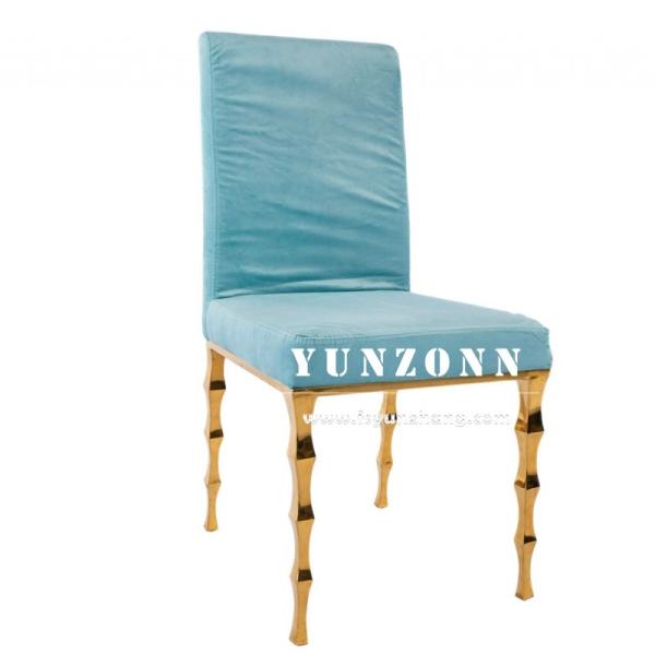 Une élégante chaise de banquet en velours noir avec des jambes en bambou