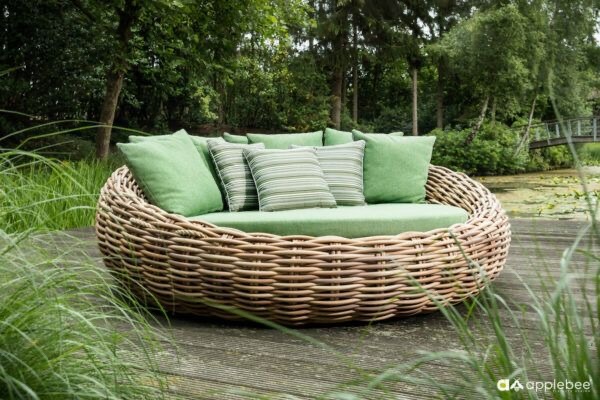 Leisure Style Thick Wicker Round Daybed. Apple SN-2690