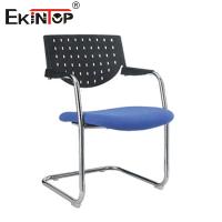 Cadeira de treino empilhável personalizável com estrutura de metal almofada esponja encosto de plástico