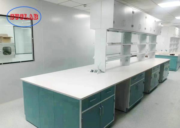 Banquinho verde escuro do laboratório com balcão de cerâmica branca no Instituto de Pesquisa