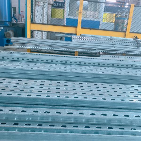 O suporte galvanizado do mergulho quente entalhou o canal C de aço metálico 41mm