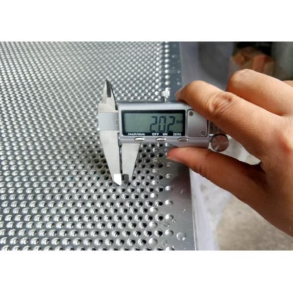 Anchura perforada de aluminio de anodización decorativa de los paneles de pared de la hoja de metal el 1m