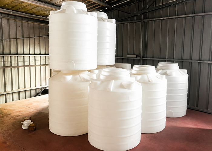 UV Resistant Vertical Round Poly Tanks with Lids for Farm Storage
