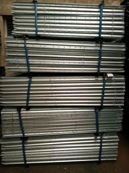 Heavy Duty Metal Fence Posts , 2.04kg/M Bitumen Painted Steel Galvanised Star Pickets
