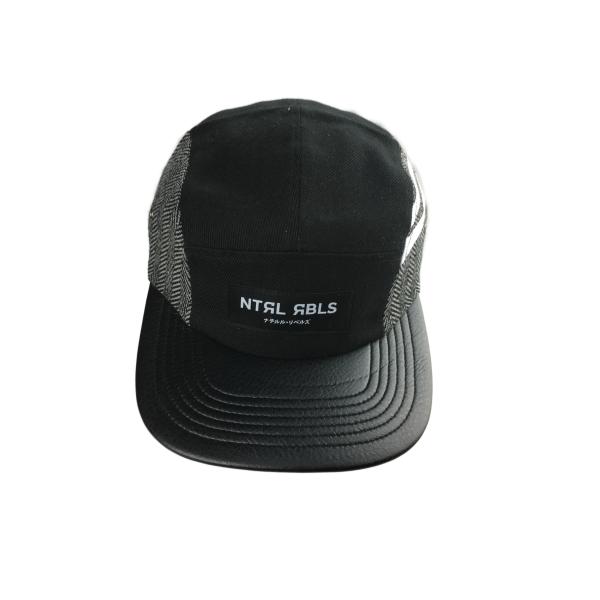 Capa de campamento de 5 paneles con visor de PU plano y logotipo de etiqueta tejida