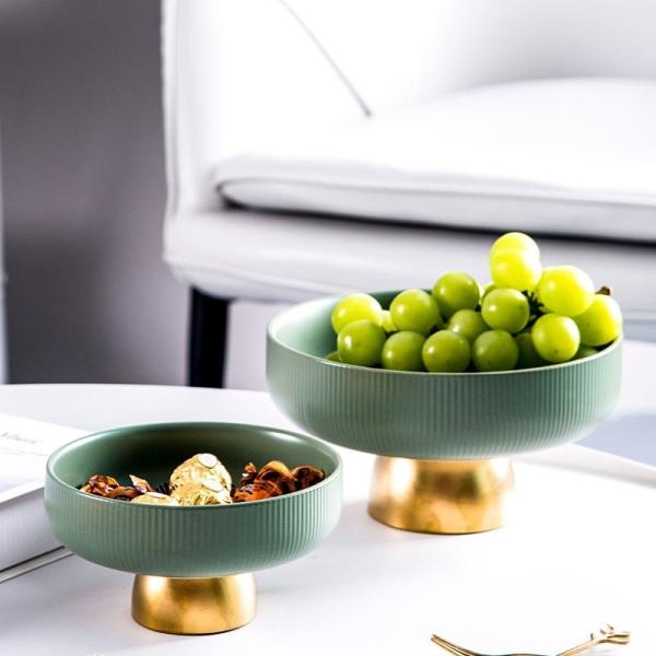 Porcelain Fruit Bowl On Sliver Stand For Serving Desserts And Snacks In European Style