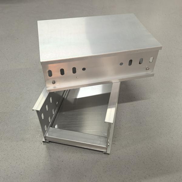 Plateau de câbles en acier galvanisé de 3 m 100 mm pour le câblage électrique