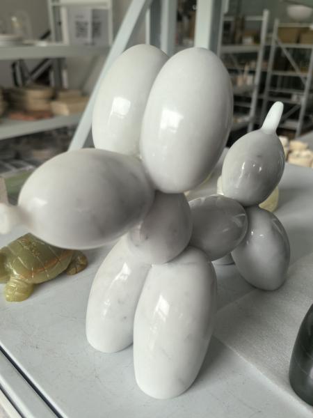 Exquisito Balón Perro Escultura de mármol Estatuillas de artesanía personalizadas Mármol resistente