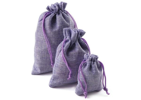 O presente natural reciclável do cordão de serapilheira ensaca para o casamento/partido de graduação