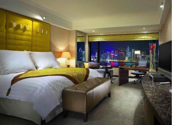 A mobília acolhedor enorme da casa de praia da madeira maciça ajustou-se/a mobília do quarto estilo do hotel