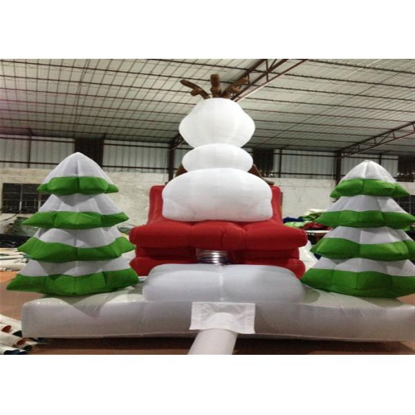 На открытом воздухе украшения рождества крупного плана, коммерческая деятельность с Рождеством Христовым раздувное